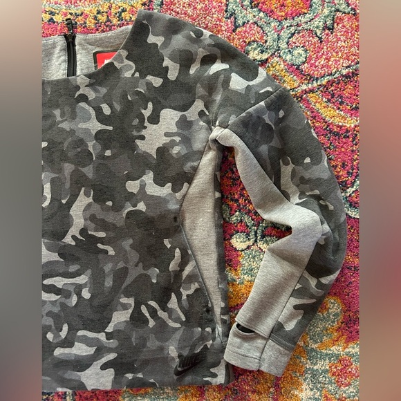 🔥Nike | Women’s grey camouflage color block back zip crewneck top, thumb hole XS - Picture 10 of 16
